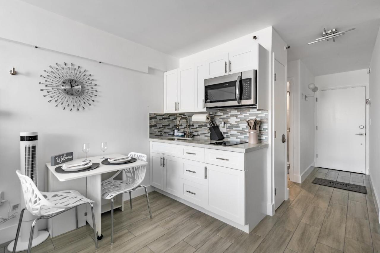 Newly Renovated Oceanfront Studio W/ Balcony - Daytona Beach Apartment Exterior photo