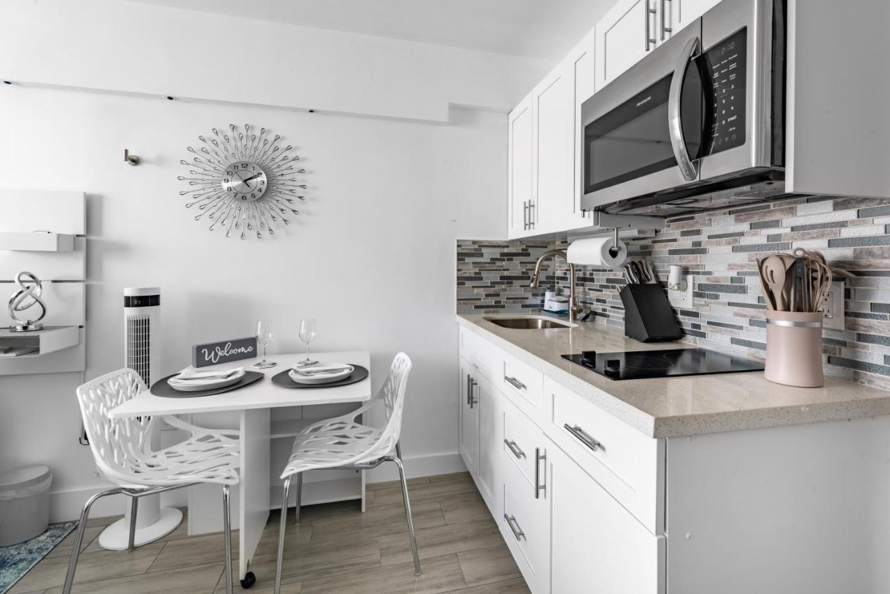 Newly Renovated Oceanfront Studio W/ Balcony - Daytona Beach Apartment Exterior photo
