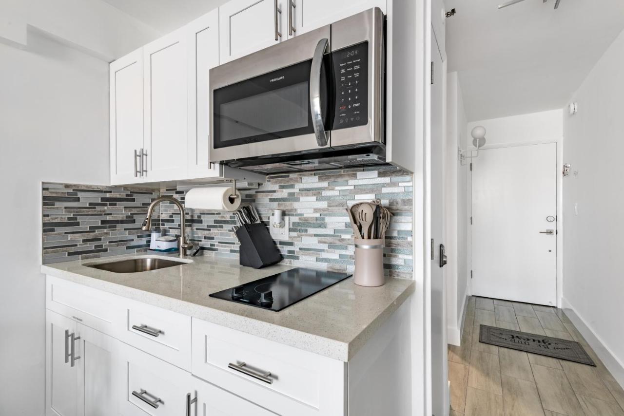 Newly Renovated Oceanfront Studio W/ Balcony - Daytona Beach Apartment Exterior photo